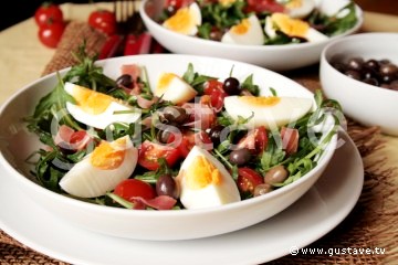 Salade de roquette, tomates, oeufs et jambon-sec